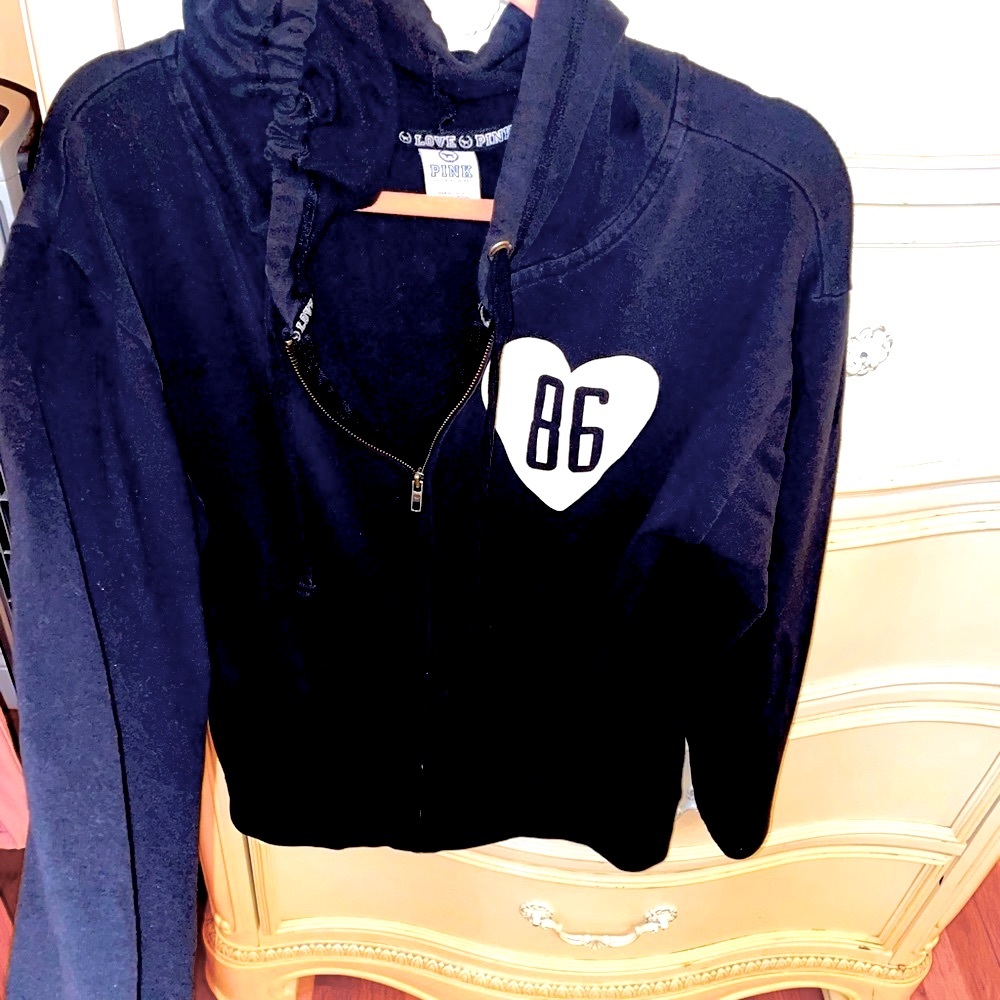 BLACK FRIDAY SALE 💕
PINK VS black logo zip up runs big ! Worn 2x!